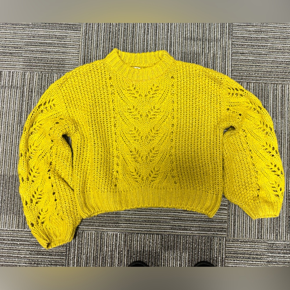 Cropped Silverflint sweater size, small gold, yellow color super soft